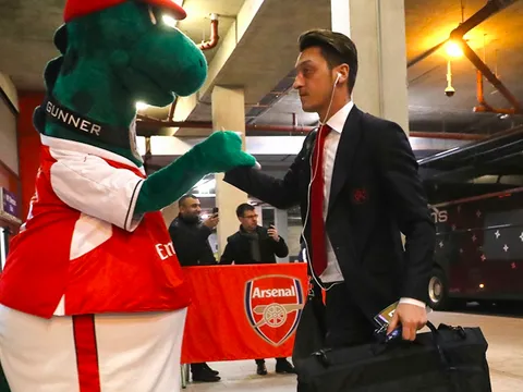Đáp trả Ozil, BLĐ Arsenal chốt luôn tương lai của Gunnersaurus