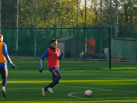 Mesut Ozil lộ hình ảnh gây ngỡ ngàng trên sân tập Arsenal