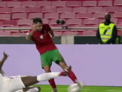 Pogba có pha tắc bóng không khoan nhượng với Fernandes