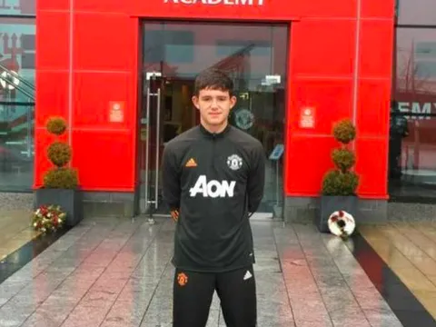 Tân binh có mặt ở Carrington, coi như ký HĐ với Man Utd