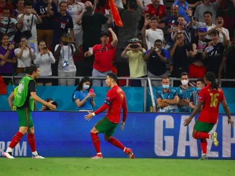 2 lần sút tung lưới Pháp, Ronaldo lập kỷ lục chưa từng có