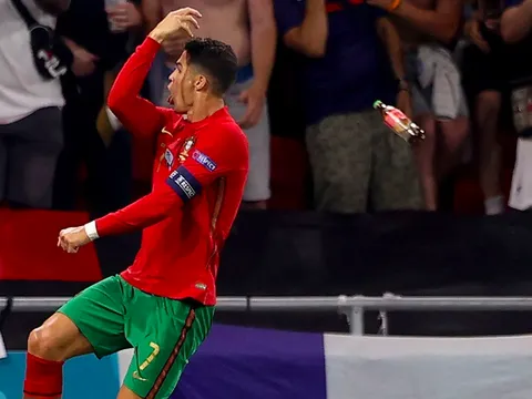 CĐV ném chai Coca-Cola về phía Ronaldo
