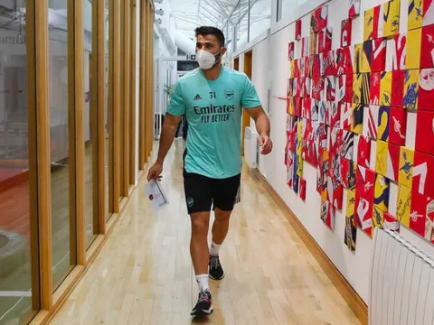 CĐV Arsenal hốt hoảng khi 'người thừa' có mặt ở đội bóng