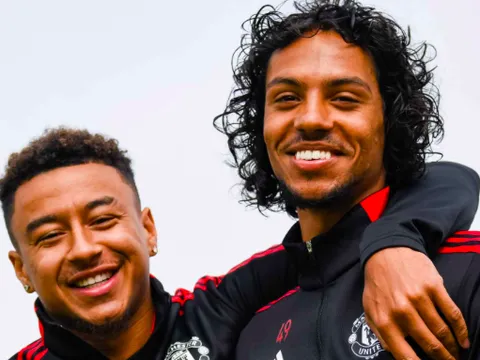 CHÍNH THỨC! Man Utd chia tay cầu thủ thứ 14 hè này