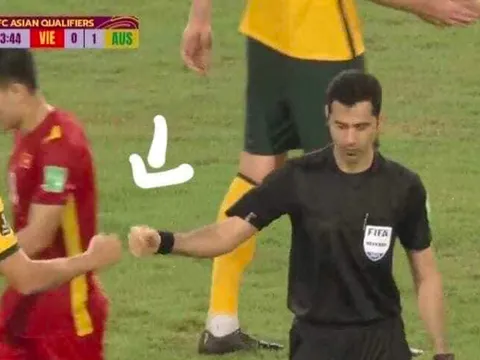 Trọng tài có hành động gây sốc khi Việt Nam thua Australia