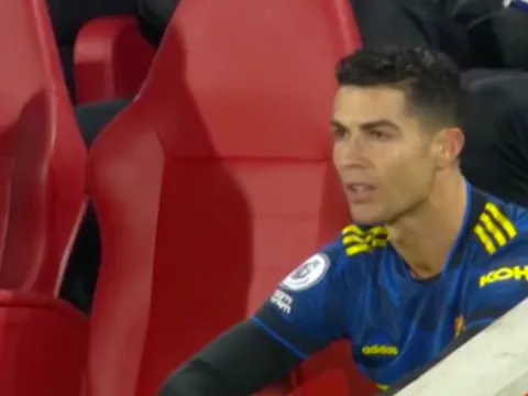 Bị rút khỏi sân, Ronaldo hỏi thẳng Rangnick một câu