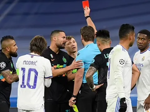 Đối thủ mất trụ cột, Liverpool hưởng lợi lớn