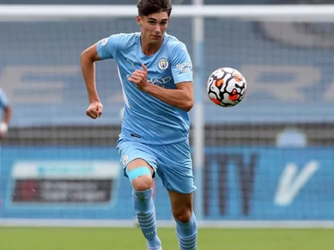 Man City chính thức chia tay cầu thủ cao 1m96