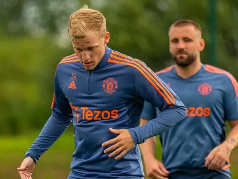 3 tân binh tiềm năng của M.U cùng có động thái gây bão với Van de Beek