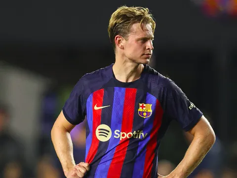 Barca đang làm 'trò hề' với De Jong