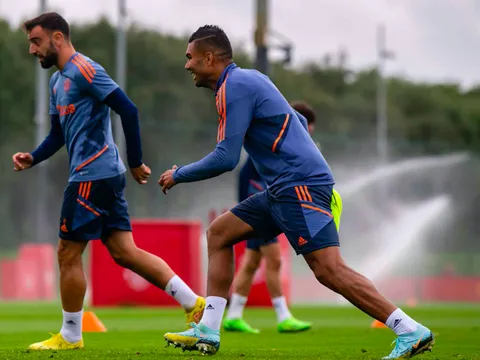 Chưa ra sân, Casemiro đã gây rối loạn cho đối thủ của M.U