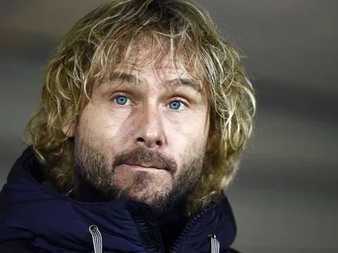 Nedved ôm ấp 3 người phụ nữ lạ mặt
