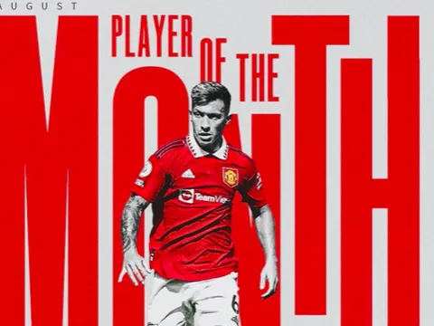 Martinez lần đầu được vinh danh ở Old Trafford