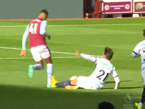 Tái hiện tình huống Martinelli, Ben Chilwell gây tranh cãi