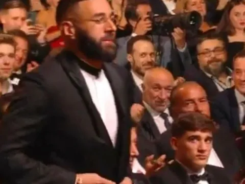 Ánh mắt của sao trẻ Barca khi Benzema giành Quả bóng vàng