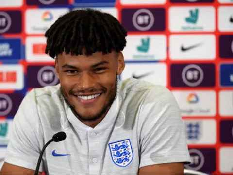 'Kẻ đóng thế' Maguire lên tiếng sau màn ra mắt EURO