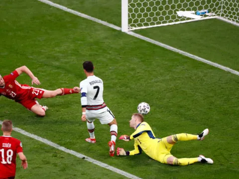 Nã cú đúp xé lưới Hungary, Ronaldo lập 2 siêu kỷ lục tại EURO