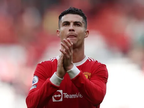 Gọi Ronaldo là cầu thủ vĩ đại nhất, sao trẻ M.U bị Aguero phản pháo