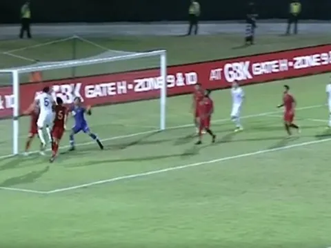 Bật nhảy vượt trội, Văn Hậu biến cầu thủ cao 1m9 thành "vô hình"