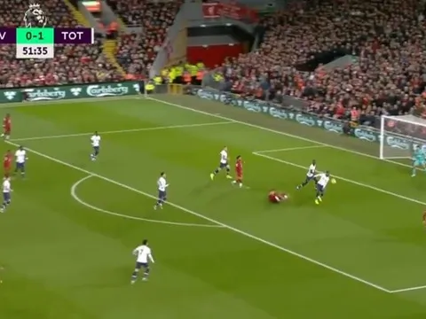 Gary Neville: "Họ hoàn toàn bị ngộp ở phía sau"