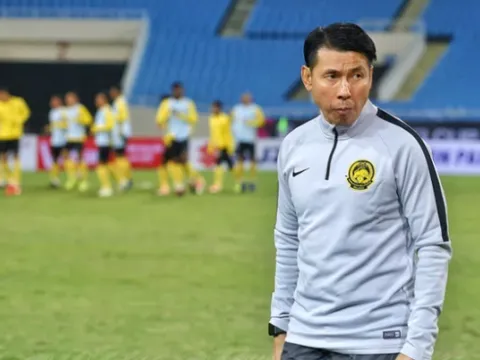 HLV Malaysia bị FIFA sờ gáy vì hành động "lạ" sau trận thua ĐT Việt Nam