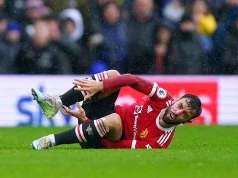 Neville làm rõ tình huống Fernandes nằm sân khi Leeds ghi bàn gỡ hòa