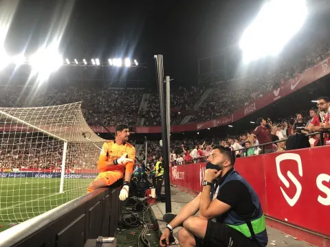 Courtois giải thích cho CĐV Sevilla về pha bóng nhạy cảm