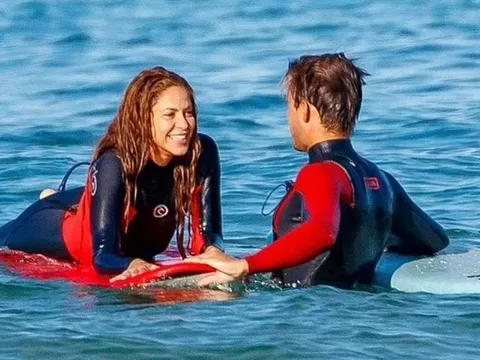 Shakira tắm biển cùng người đàn ông lạ mặt