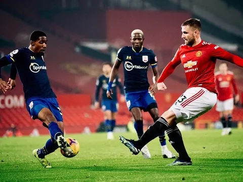 Được mệnh danh 'Shawberto Carlos', sao Man Utd lập tức lên tiếng