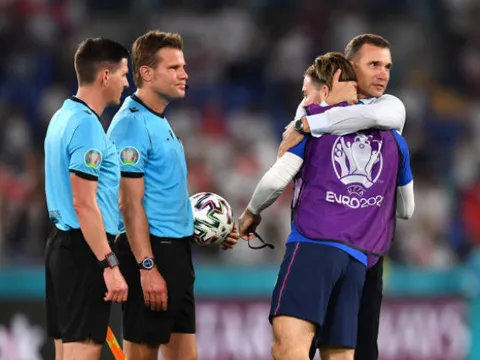 Shevchenko có hành động bất ngờ với Grealish sau trận đấu