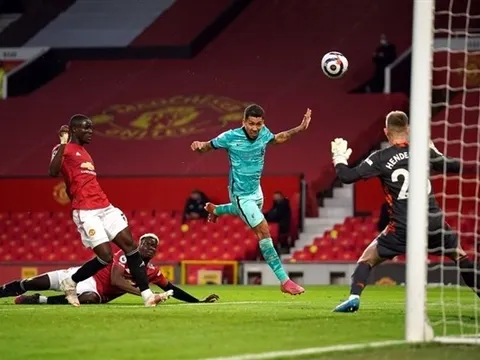 "Siêu hậu vệ" xuất hiện trong trận Man Utd 2-4 Liverpool