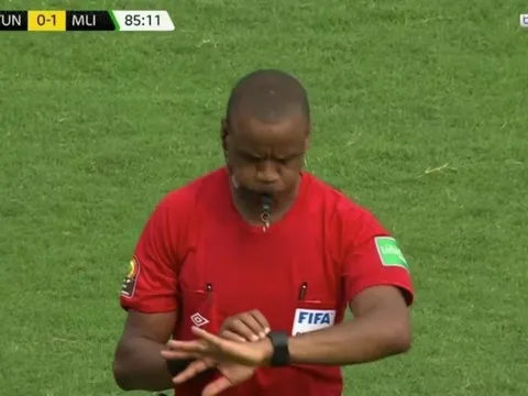 Trọng tài mắc sai lầm hy hữu ở CAN 2021