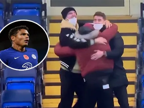 Silva "phát rồ" sau bàn thắng ấn định chiến thắng của Emerson