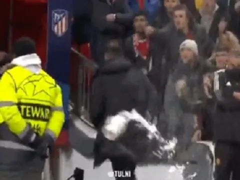 Simeone chạy một mạch vào đường hầm, CĐV Man Utd vẫn không tha