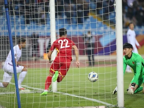 Sina: 'Người hâm mộ choáng váng khi Trung Quốc thua 2 bàn sau 20 phút'