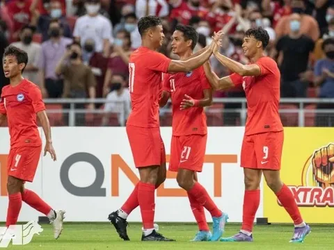 Singapore thắng Malaysia 2-1