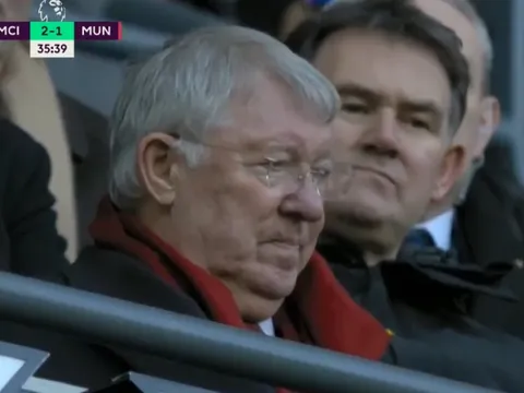 Sir Alex ngao ngán, De Gea như phát điên nhìn hàng thủ Man Utd tấu hài