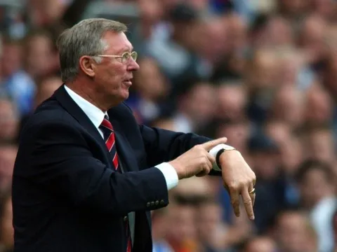 Sir Alex thất vọng: "Man United như một thị trấn ma"