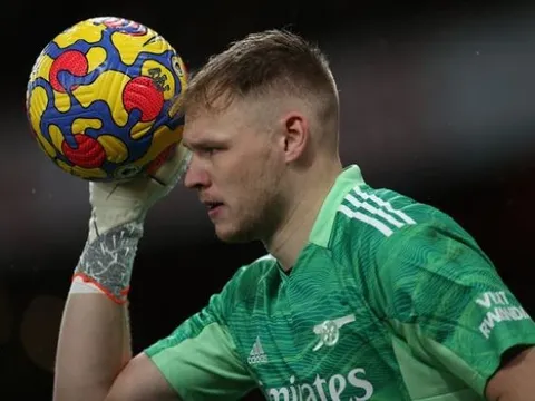 Sir Bobby Charlton dạy cho Aaron Ramsdale bài học về sự tôn trọng