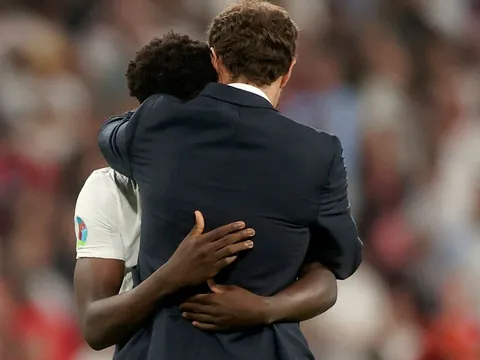 Roy Keane chỉ trích 2 ngôi sao tuyển Anh vì để Saka đá pen