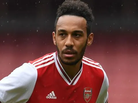 Đội trưởng Arsenal bị phạt nặng vì xúc phạm ông lớn