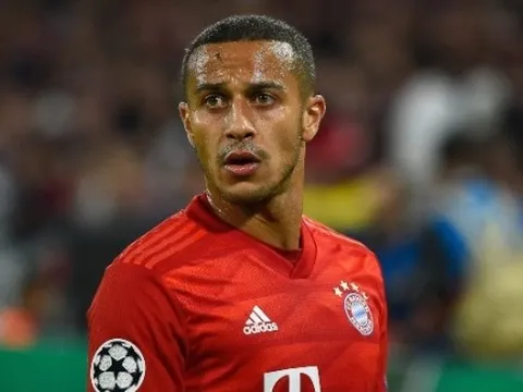 So sánh chỉ số của Thiago Alcantara với Van de Beek và các tiền vệ Man Utd