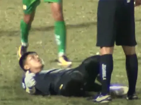 SỐC! Cản quả pen, thủ môn Cần Thơ ăn mừng trước mặt trọng tài