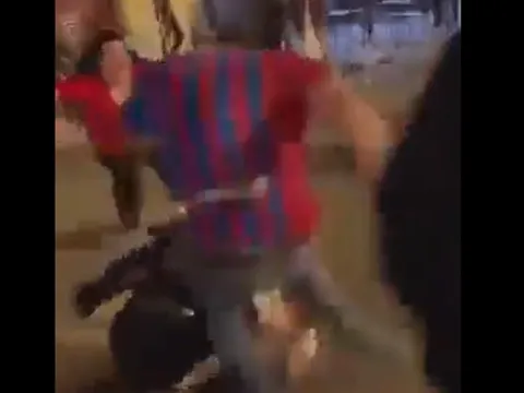 SỐC! CĐV Barca tung cước vào CĐV Frankfurt khiến dư luận phẫn nộ