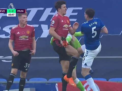 SỐC! Hết đốn giò Van Dijk ghê rợn, Pickford lại triệt hạ Maguire