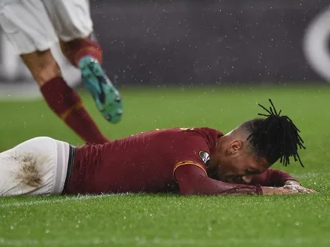 Hóa tội đồ quá oan uổng, 'cục tạ' Man Utd làm điều không thể tin nổi