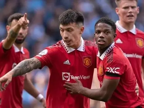 Sốc nặng bởi Man City, Bruno và Martinez 'sấy tóc' đồng đội