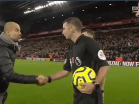 SỐC! Pep Guardiola có hành động không ngờ với trọng tài sau thất bại