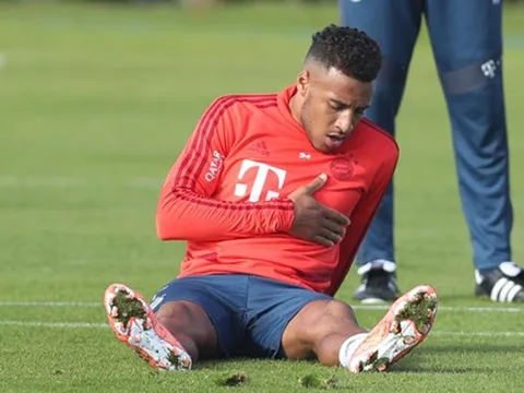 SỐC! Trụ cột Bayern có dấu hiệu đau tim, Kovac lập tức dừng buổi tập