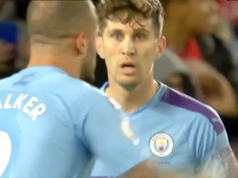 CHOÁNG! Ức chế cùng cực, 2 sao Man City cãi lộn nhau ngay trên sân